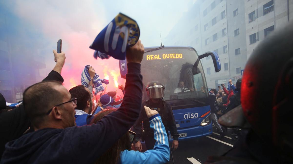 Vídeo | Oviedo se vuelca con su equipo y tiñe cada rincón de azul: así recibieron a los jugadores