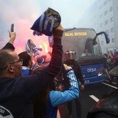 Vídeo | Oviedo se vuelca con su equipo y tiñe cada rincón de azul: así recibieron a los jugadores