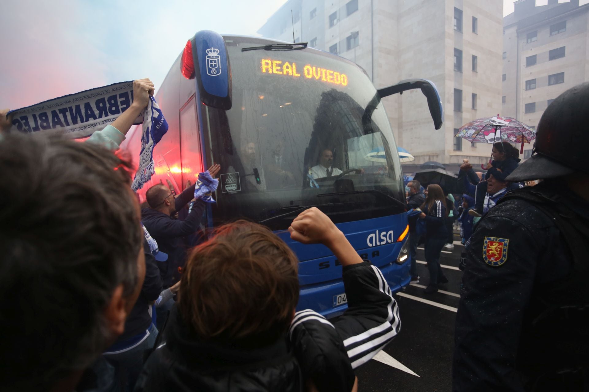 Afición inquebrantable: ambientazo en las calles para animar al Real Oviedo