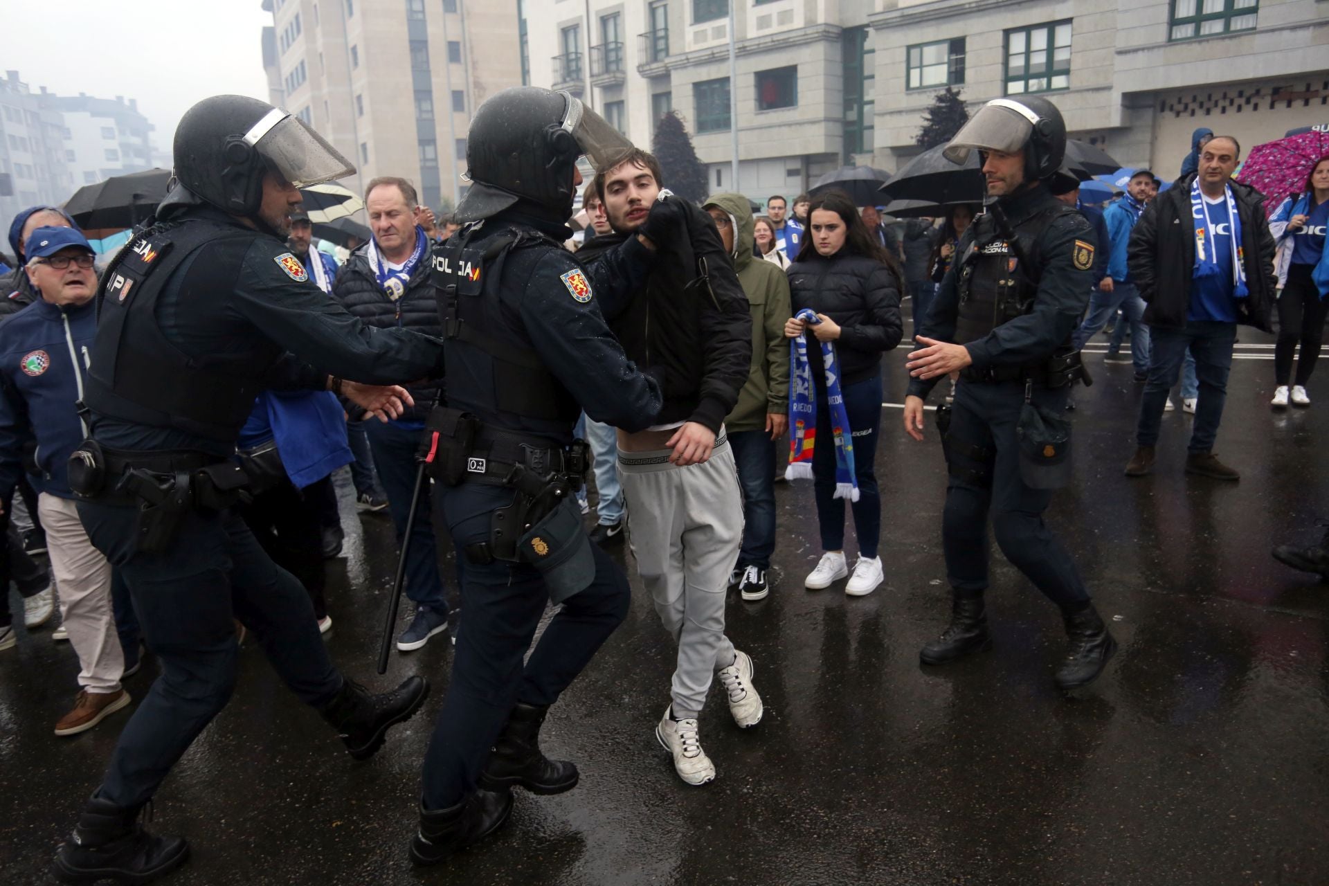 Afición inquebrantable: ambientazo en las calles para animar al Real Oviedo