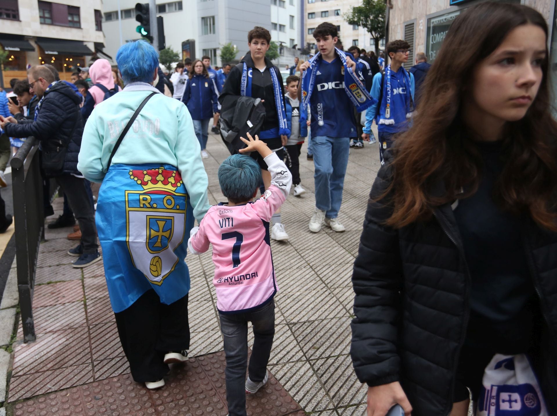 Afición inquebrantable: ambientazo en las calles para animar al Real Oviedo