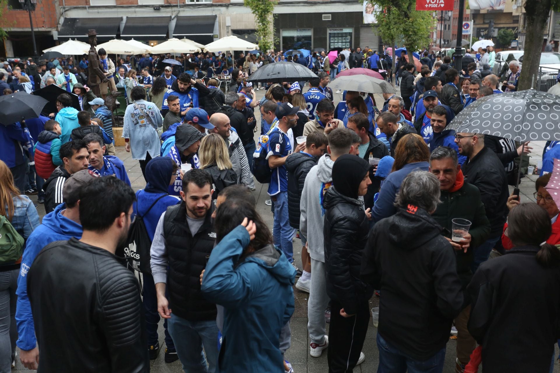 Afición inquebrantable: ambientazo en las calles para animar al Real Oviedo