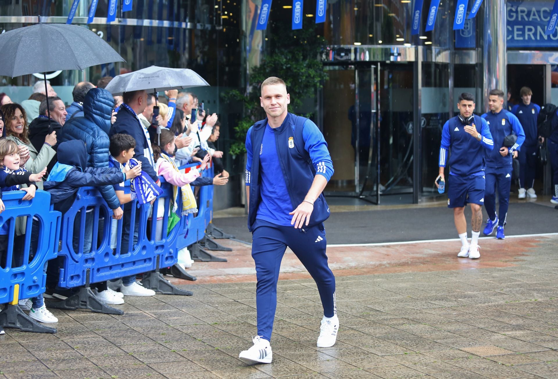 Afición inquebrantable: ambientazo en las calles para animar al Real Oviedo