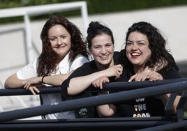 Vanessa García y Jessica Abbattista con Teresa Astay, quien oficiará el ritual.