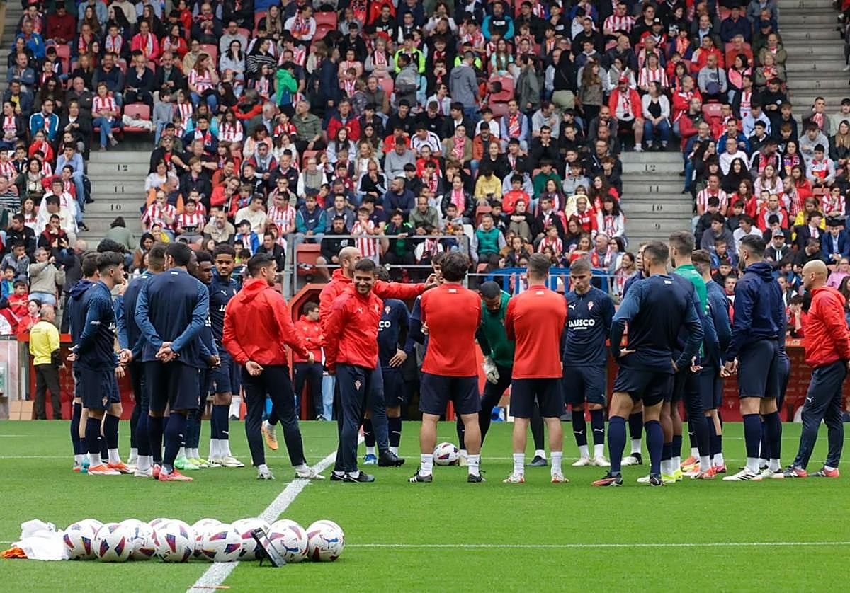 El Sporting, en el entrenamiento en El Molinón arropados por la afición.