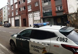 Un coche de la Guardia Civil frente al portal de la calle Flórez Estrada número 34, donde tuvo lugar el suceso.