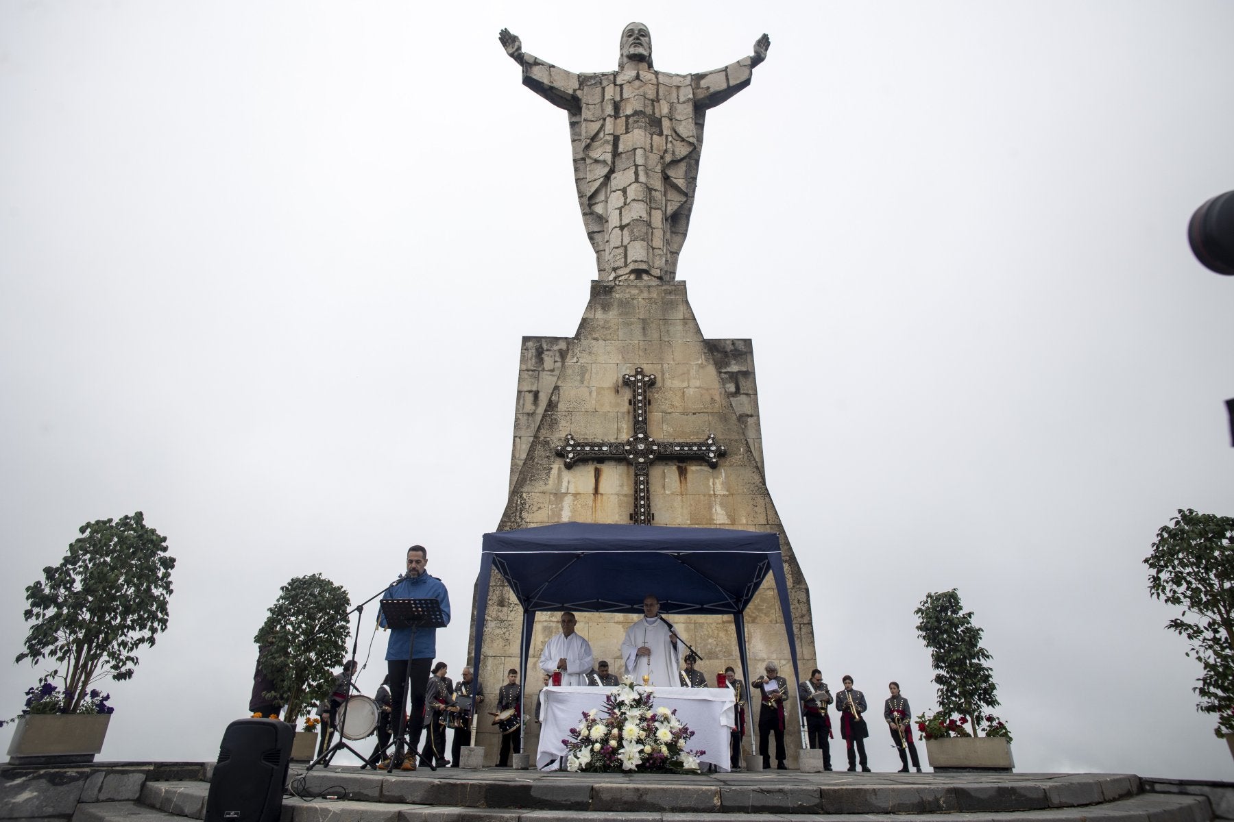 La misa con el Sagrado Corazón al fondo. FOTOS: PABLO LORENZANA