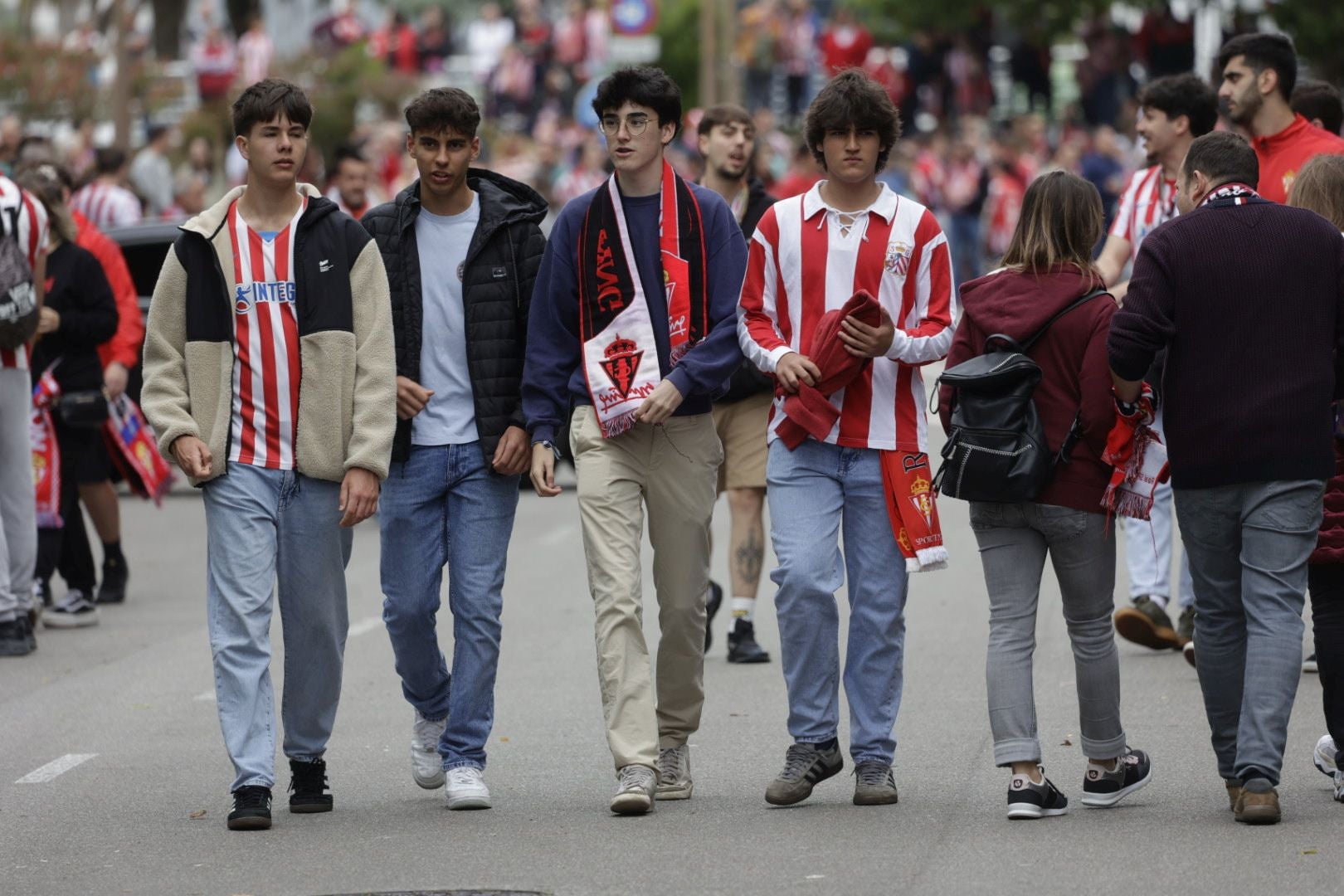 Gijón, una ciudad volcada con su equipo: «¡Vamos Sporting!»