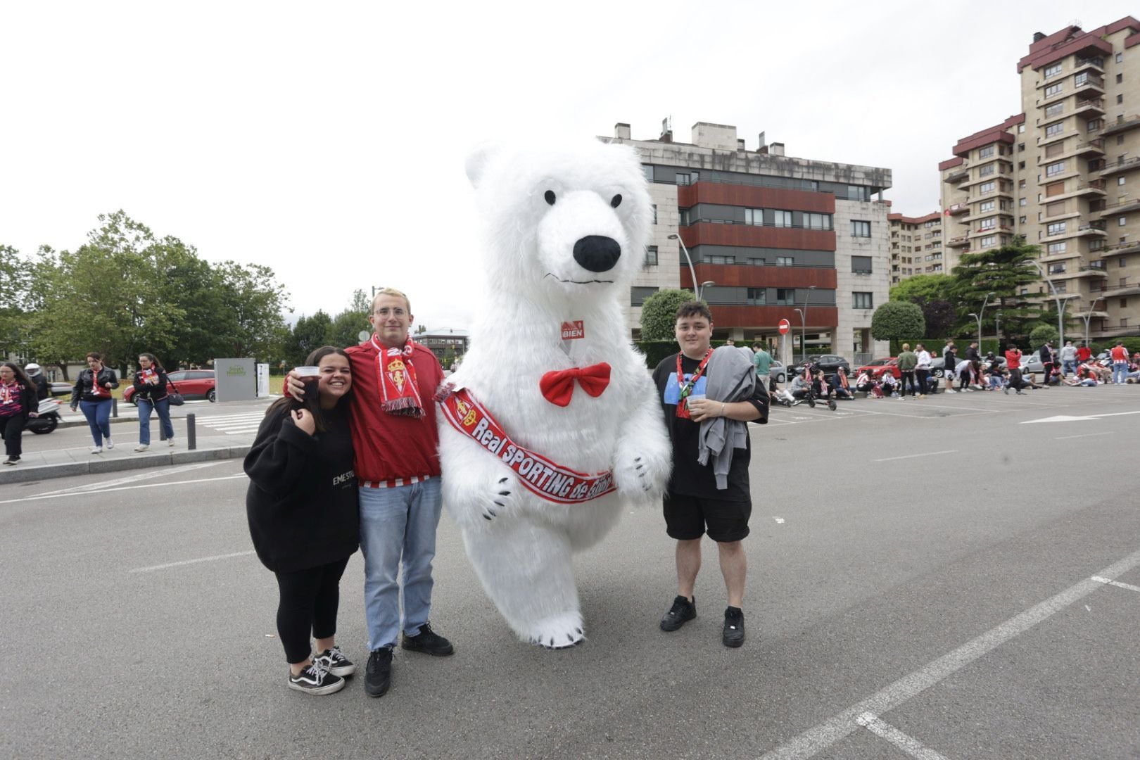 Gijón, una ciudad volcada con su equipo: «¡Vamos Sporting!»