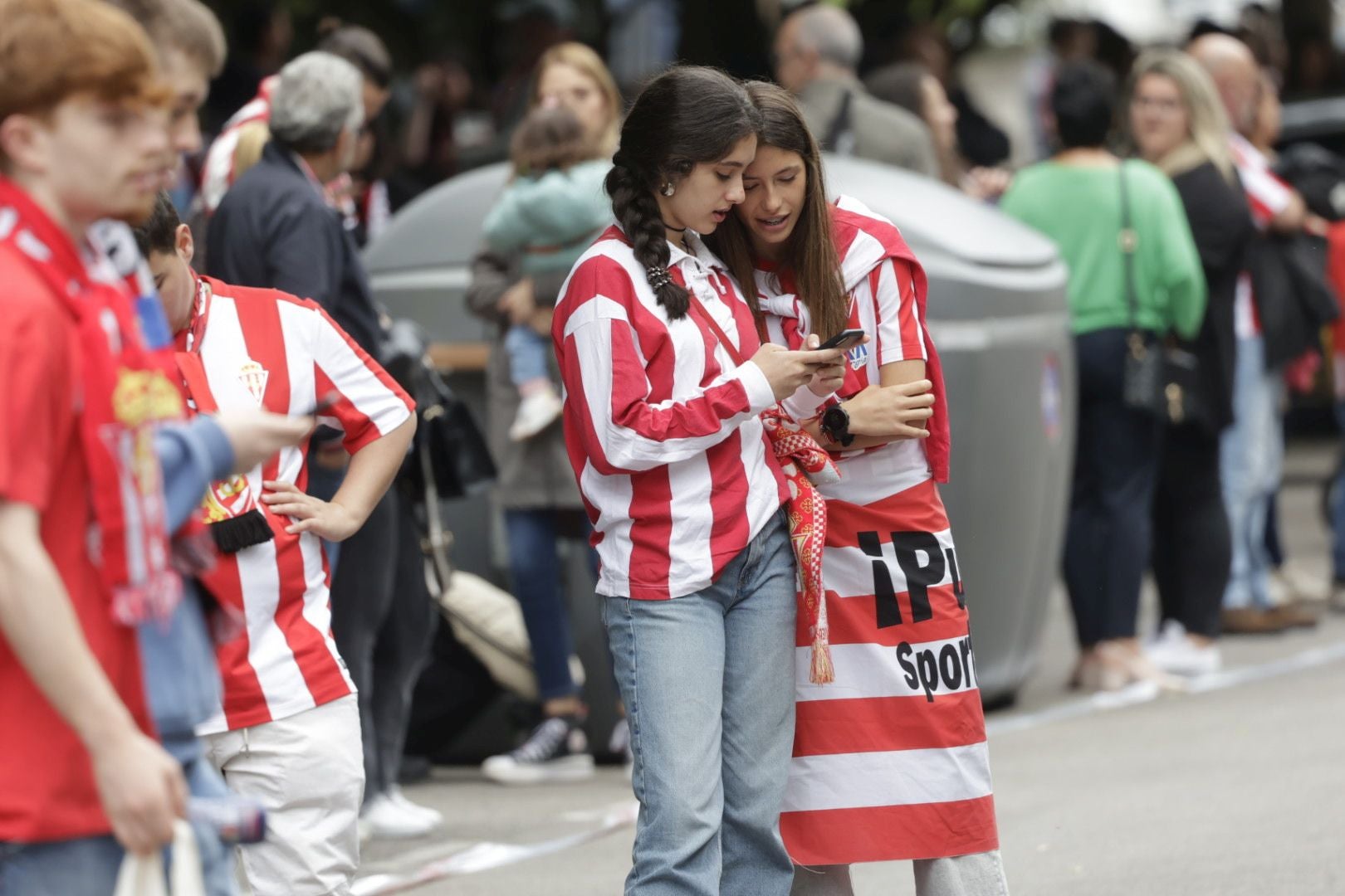 Gijón, una ciudad volcada con su equipo: «¡Vamos Sporting!»