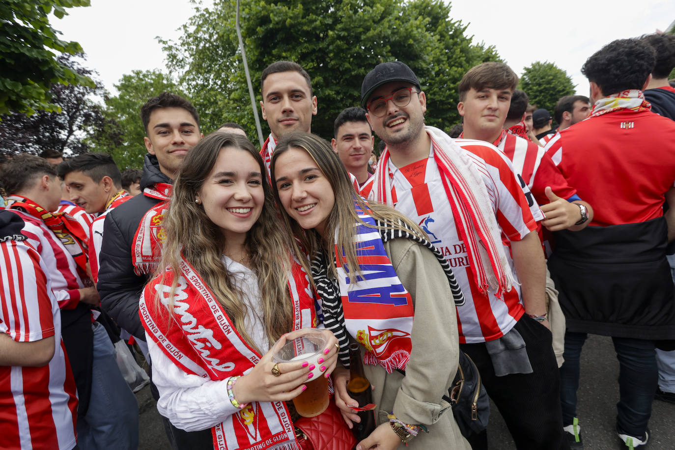 &#039;Nos va a salir bien&#039;: apoteósica bienvenida de la afición al bus del Sporting en El Molinón