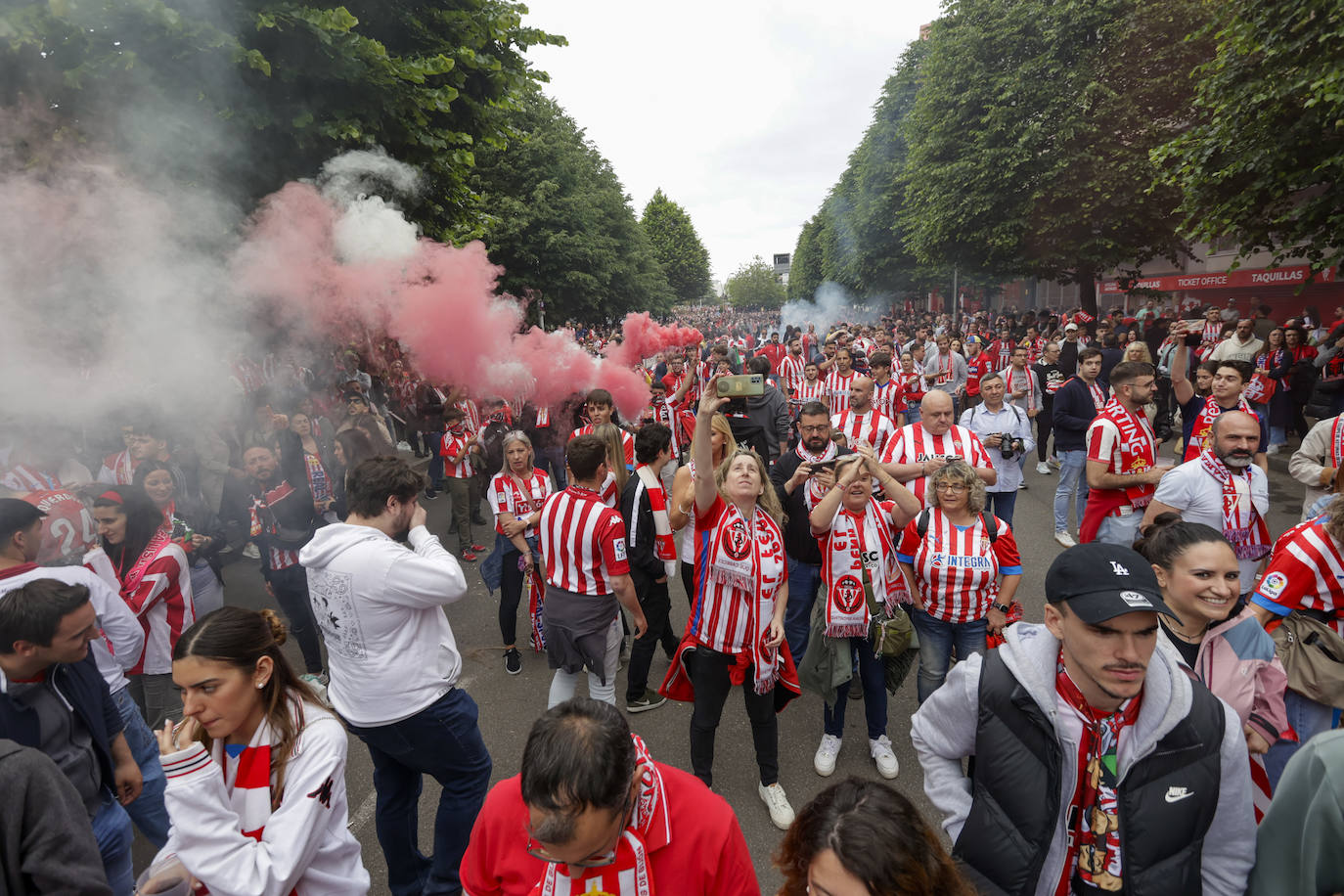 &#039;Nos va a salir bien&#039;: apoteósica bienvenida de la afición al bus del Sporting en El Molinón