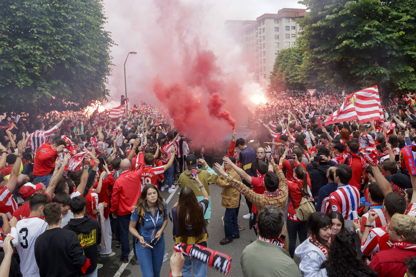 &#039;Nos va a salir bien&#039;: apoteósica bienvenida de la afición al bus del Sporting en El Molinón