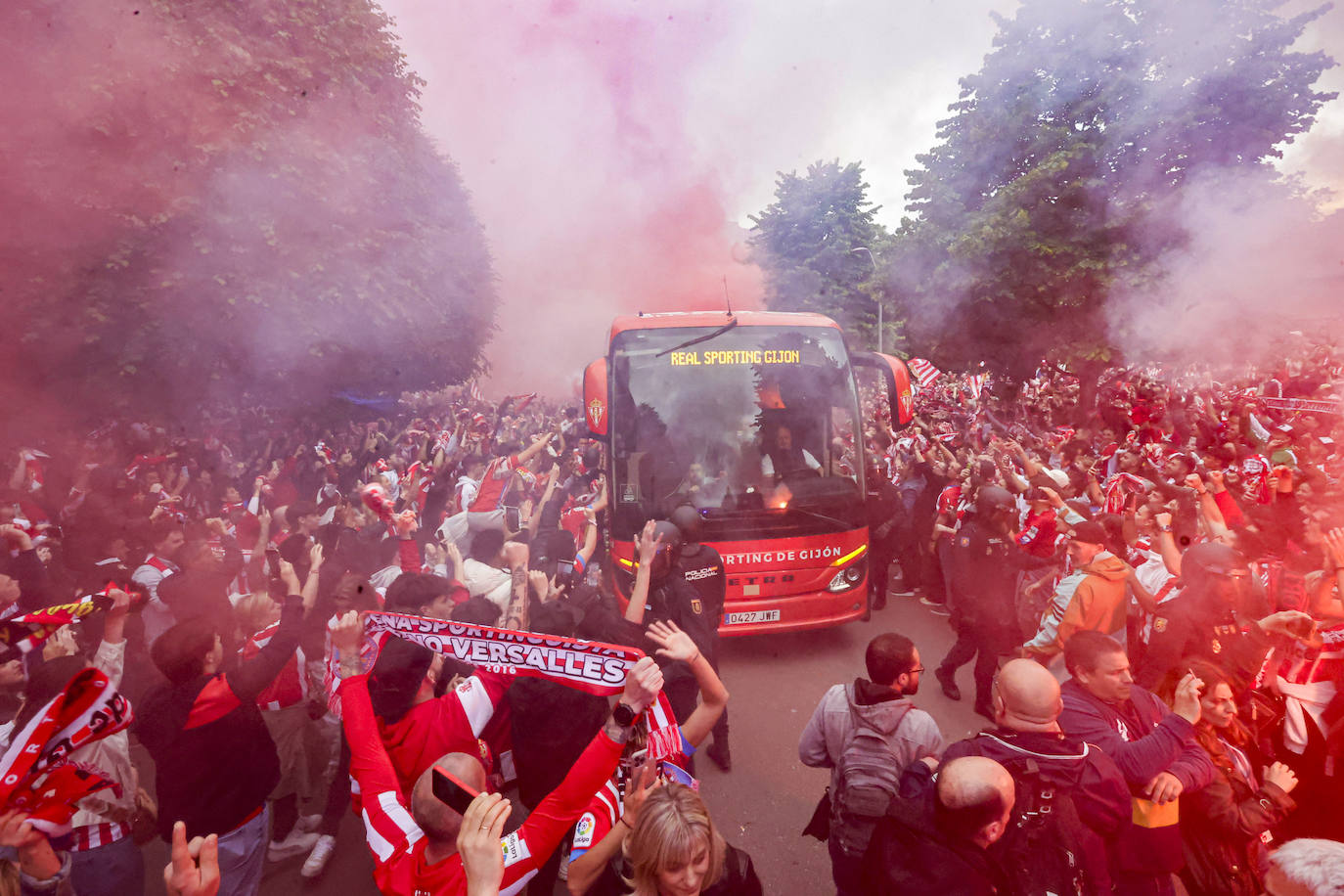 &#039;Nos va a salir bien&#039;: apoteósica bienvenida de la afición al bus del Sporting en El Molinón