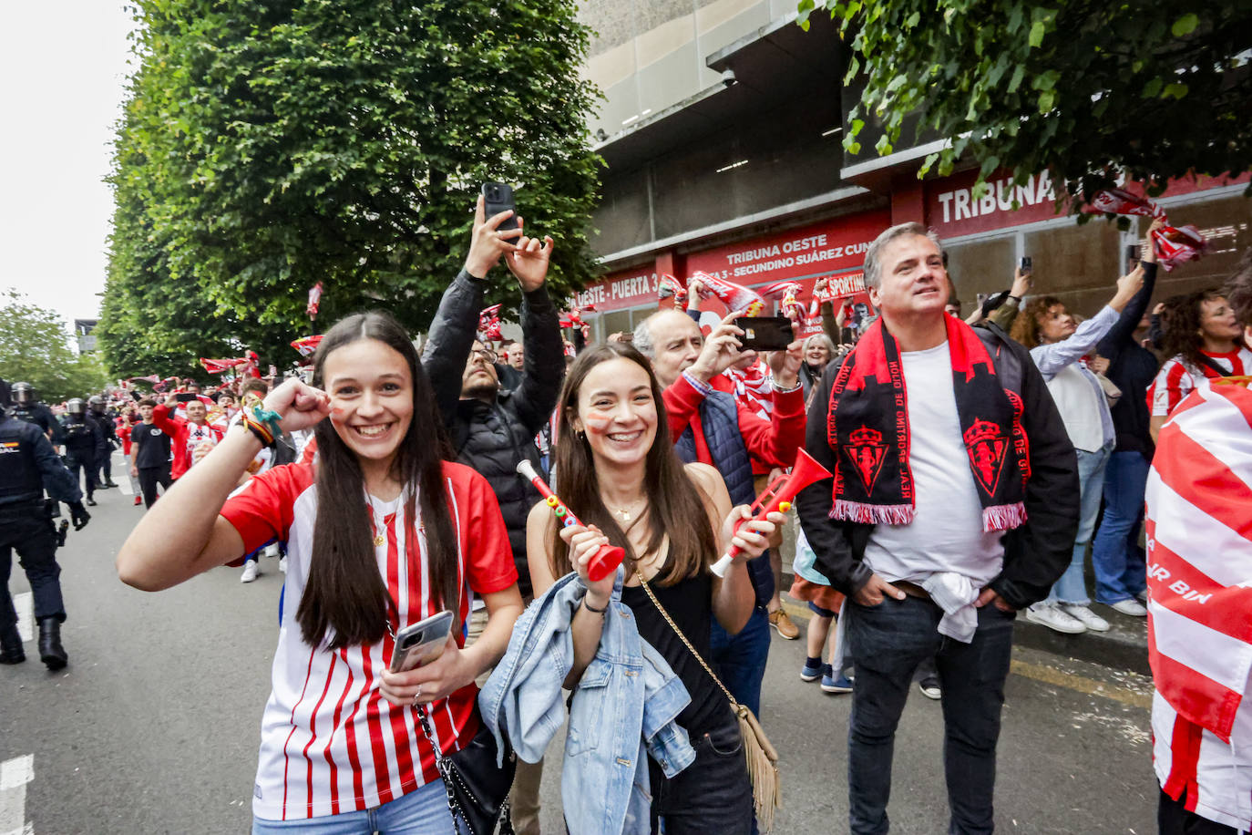 &#039;Nos va a salir bien&#039;: apoteósica bienvenida de la afición al bus del Sporting en El Molinón