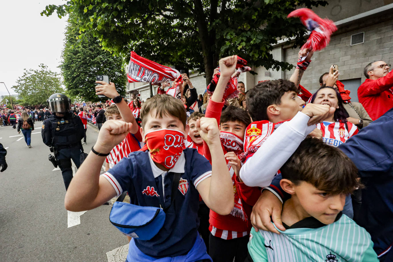 &#039;Nos va a salir bien&#039;: apoteósica bienvenida de la afición al bus del Sporting en El Molinón