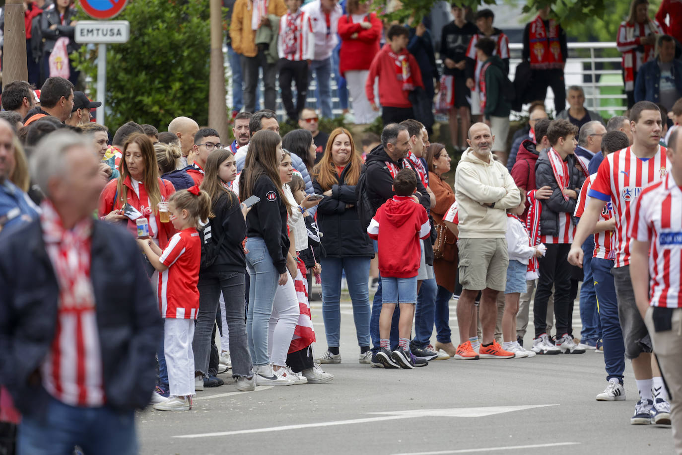 &#039;Nos va a salir bien&#039;: apoteósica bienvenida de la afición al bus del Sporting en El Molinón