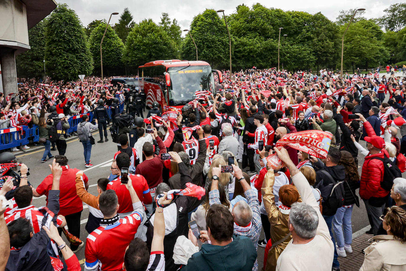 &#039;Nos va a salir bien&#039;: apoteósica bienvenida de la afición al bus del Sporting en El Molinón