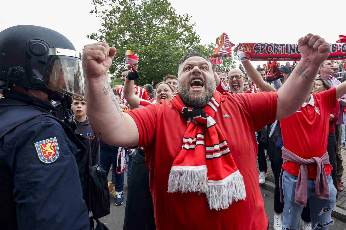 &#039;Nos va a salir bien&#039;: apoteósica bienvenida de la afición al bus del Sporting en El Molinón