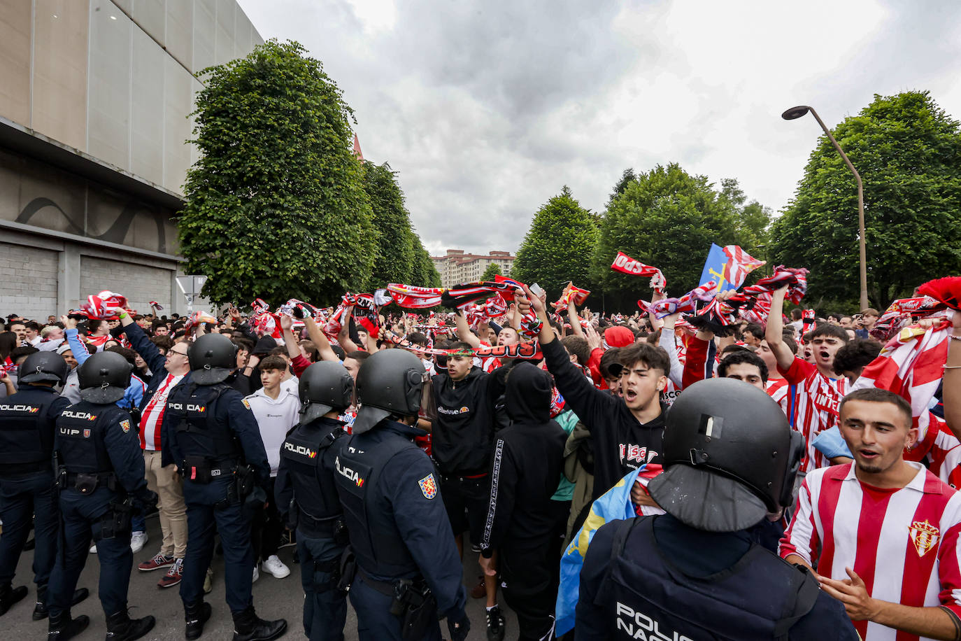 &#039;Nos va a salir bien&#039;: apoteósica bienvenida de la afición al bus del Sporting en El Molinón