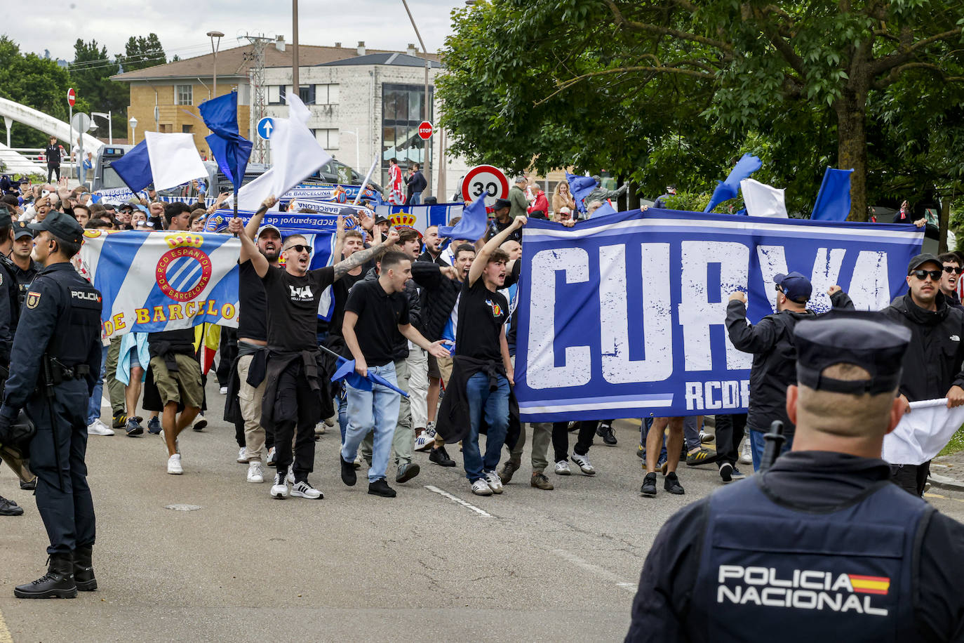 &#039;Nos va a salir bien&#039;: apoteósica bienvenida de la afición al bus del Sporting en El Molinón