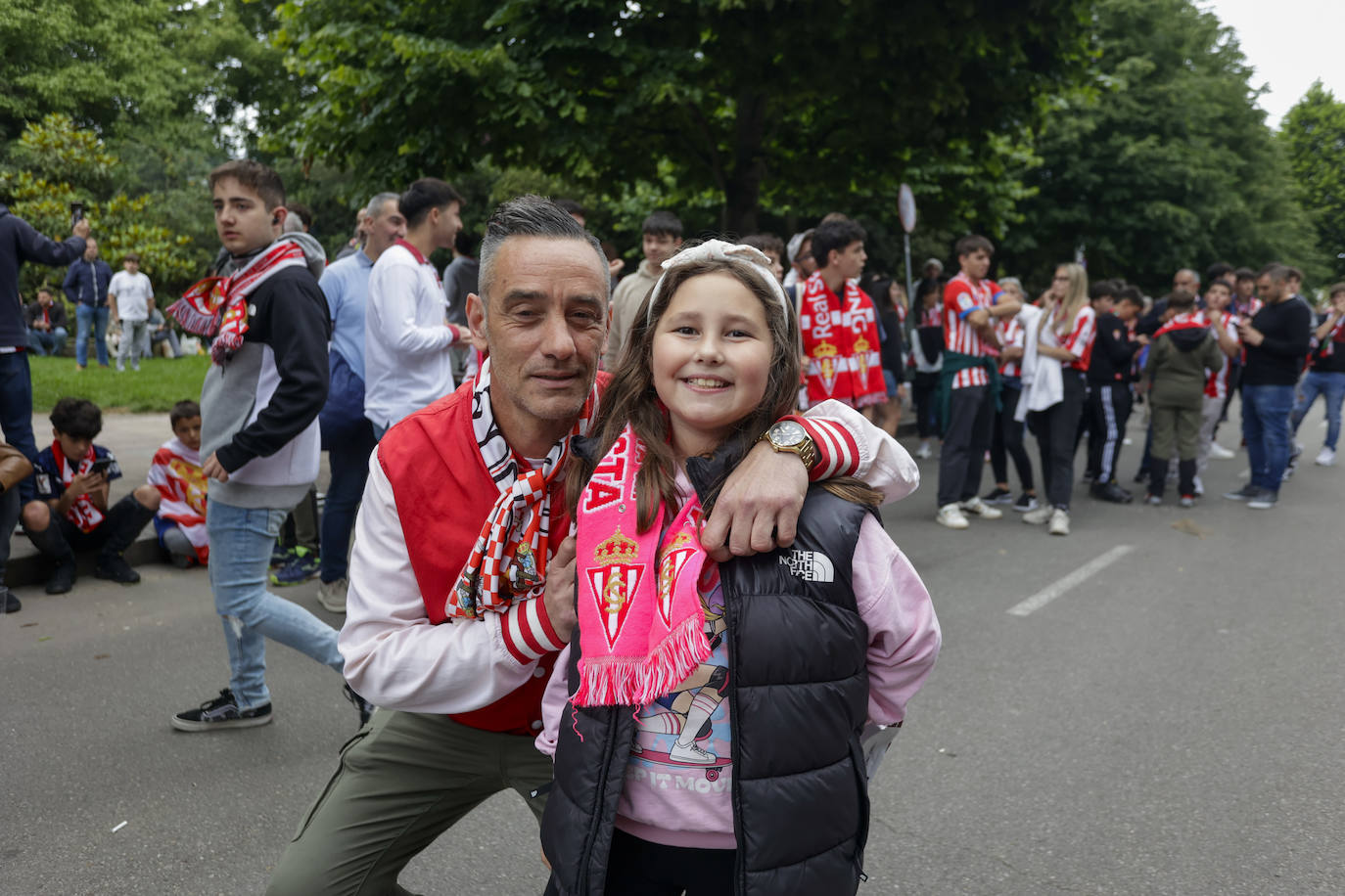 &#039;Nos va a salir bien&#039;: apoteósica bienvenida de la afición al bus del Sporting en El Molinón