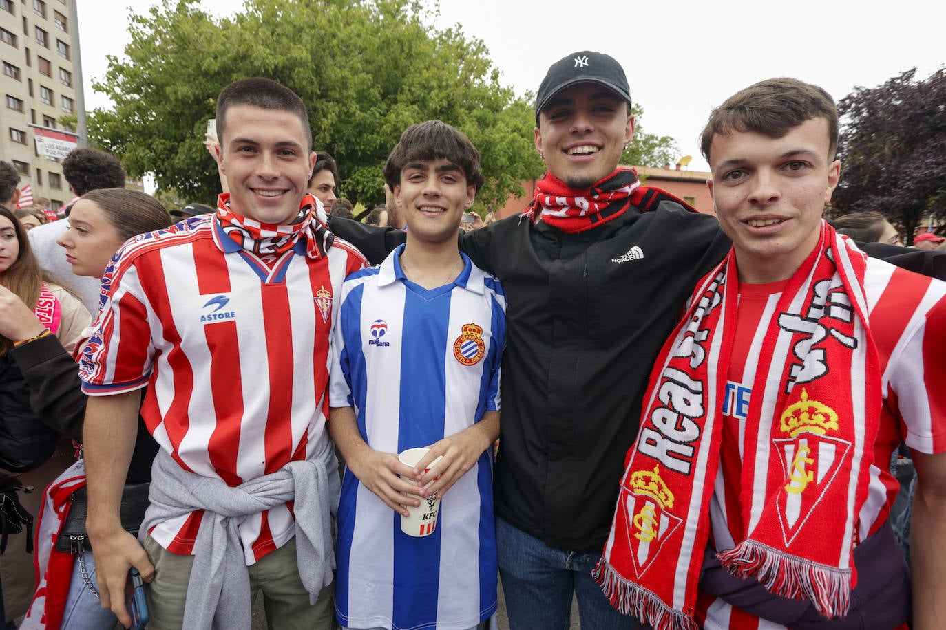 &#039;Nos va a salir bien&#039;: apoteósica bienvenida de la afición al bus del Sporting en El Molinón