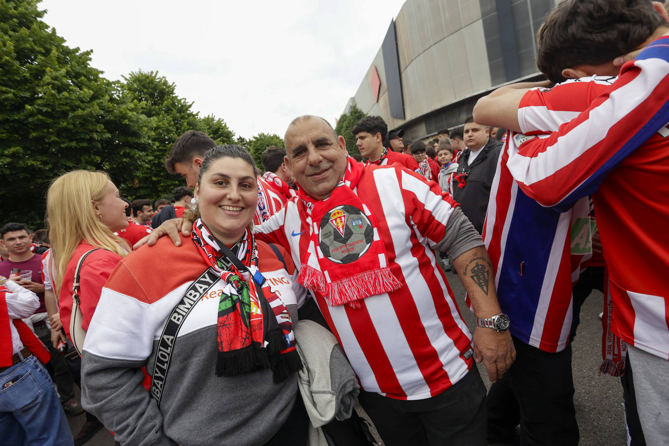 &#039;Nos va a salir bien&#039;: apoteósica bienvenida de la afición al bus del Sporting en El Molinón