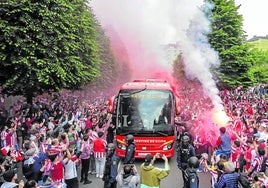 Miles de aficionados se concentraron ayer en la calle de Luis Adaro para recibir al equipo ante el partido más trascendental de la temporada.