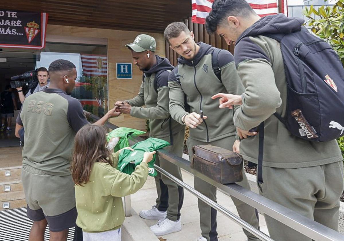 La afición rojiblanca, con su equipo: aliento al Sporting en El Molinón y hasta en el hotel de concentración