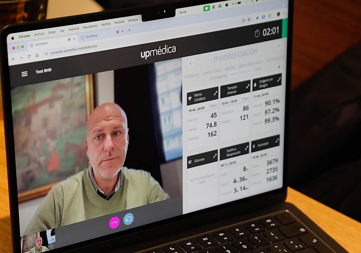 Juanjo Alonso, COO de BHD Salud Digital, simula una videollamada a través de la plataforma de telemedicina 'Upmédica'.