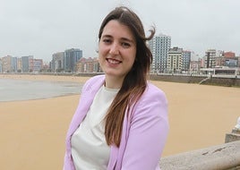 Olaya Suárez, en el paseo del Muro a la altura del Consistorio.