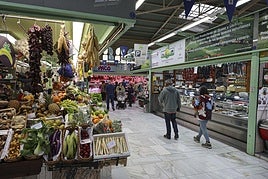 El mercado de El Fontán, pendiente de si sus comerciantes respaldan o no el proyecto de rehabilitación.