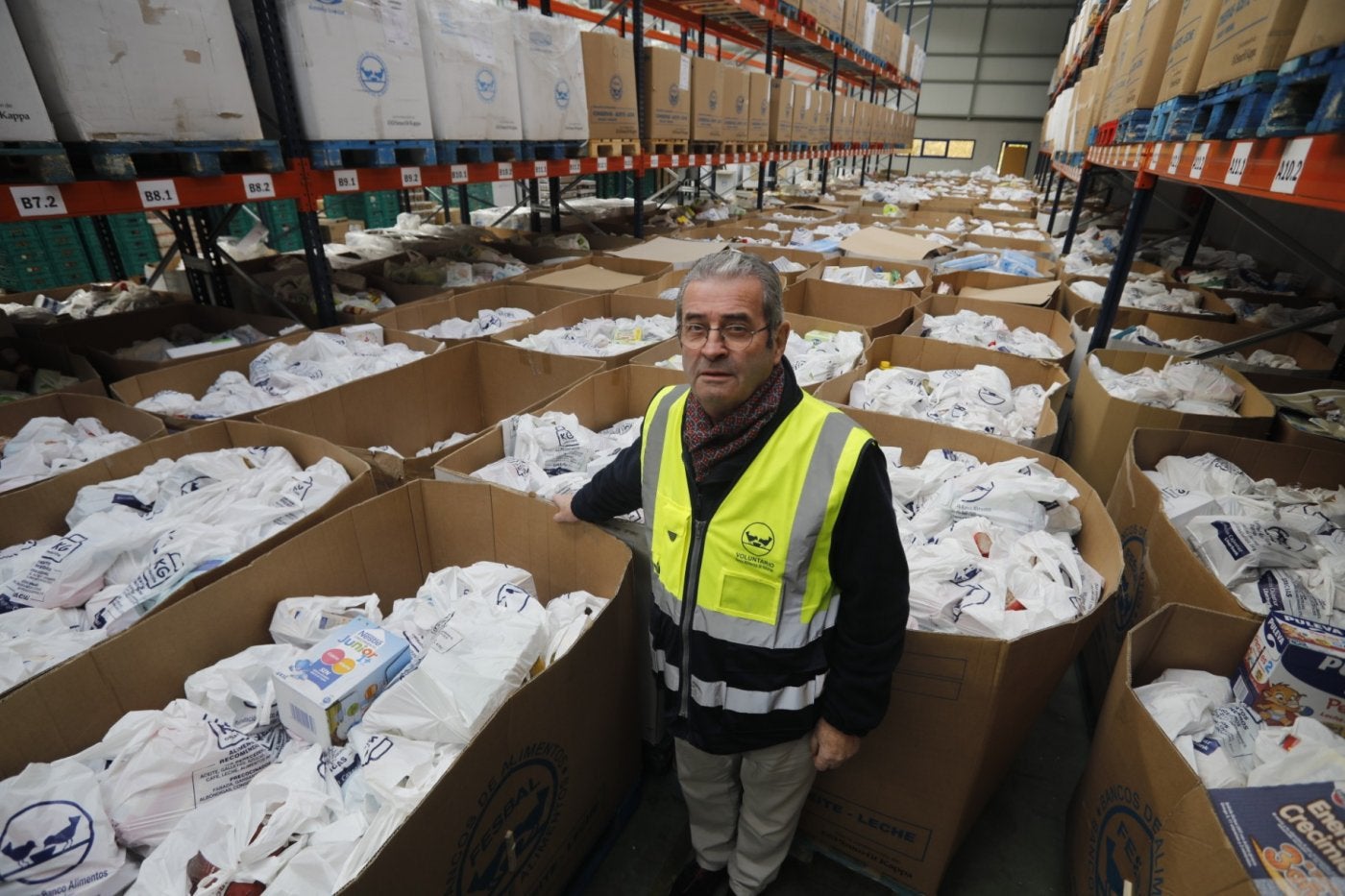 El presidente de la asociación del Banco de alimentos, Bernardo Sopeña junto a las donaciones realizadas en 2019.