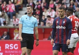 Moreno Aragón, durante el Sporting-Eibar en El Molinón.