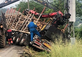 Estado en el que quedó el camión tras el accidente.