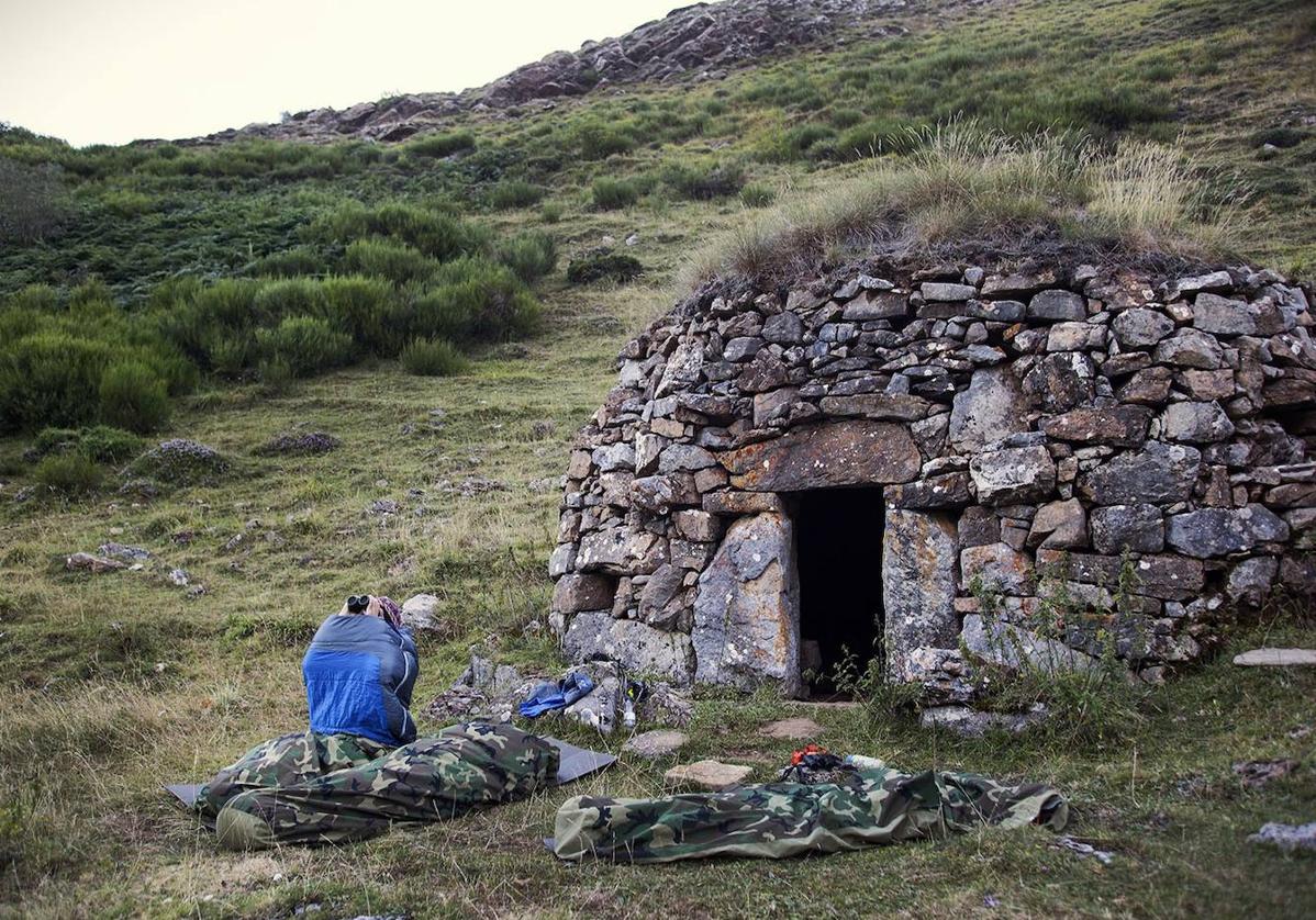 Hacer una ruta interpretada de dificultad moderada y media jornada para, después, hacer vivac en un sitio apartado, disfrutando de la noche en territorio salvaje: en esto consiste el «Vivac dirigido» que ofrecen desde Somiedo Experiencie