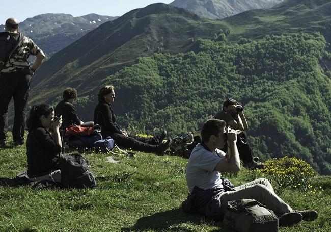 La actividad no sólo abarca el vivac, la cena y el desayuno sino que también se entretiene en mostrar los muchos valores de Somiedo que se encuentran por el camino