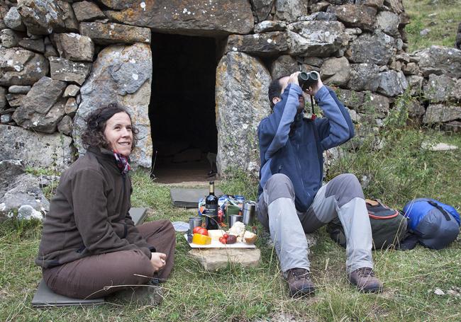 Descanso en la zona de Vivac, acompañado de comida, bebidas, café y prismáticos para disfrutar a tope