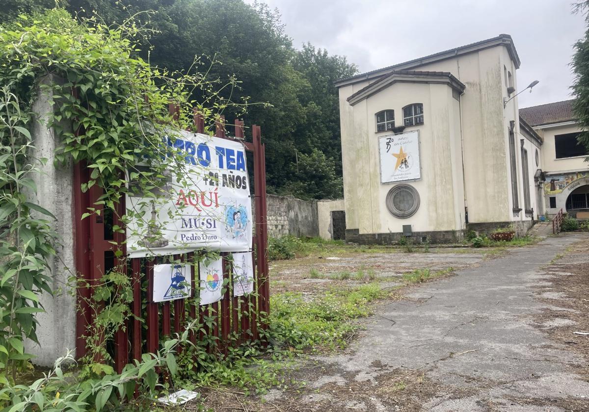 El vandalismo agrava el deterioro del antiguo colegio de La Salle en Ciaño