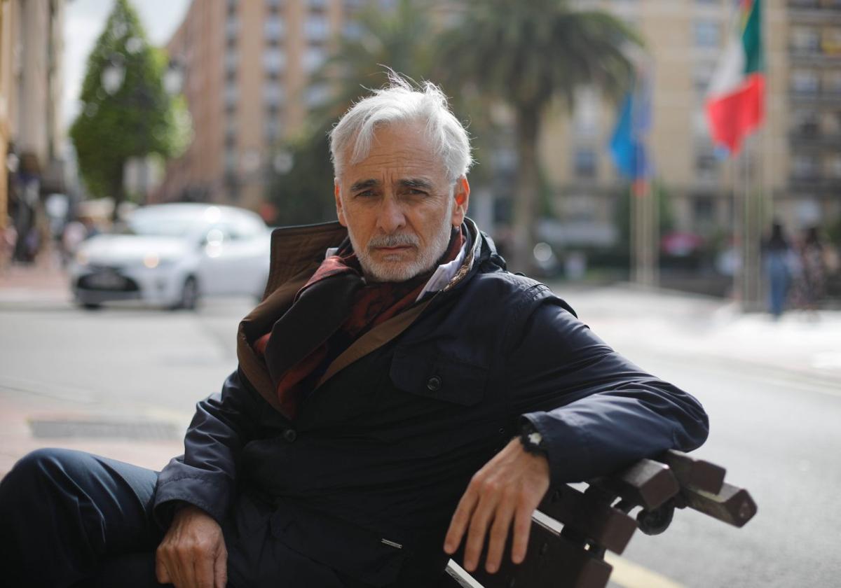 Jesús Martínez, presidente del Grupo Pachuca, sentado ayer en un banco frente al Hotel de la Reconquista.