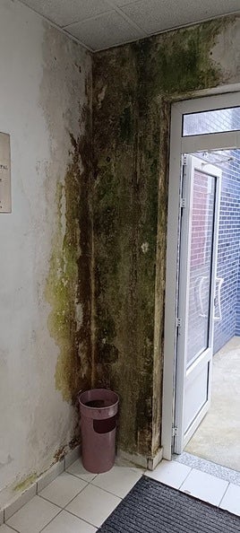 Una de las manchas de humedad a la entrada del edificio.