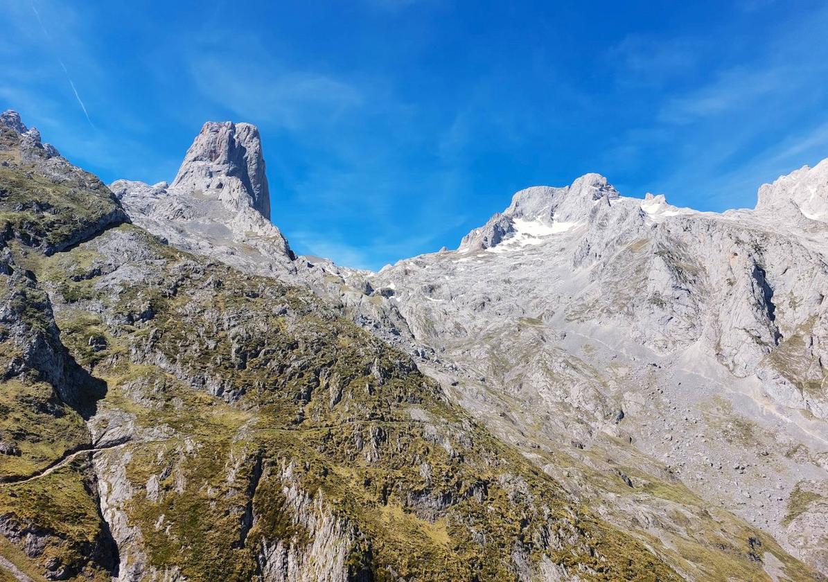 Vistas al Urriellu (bien vigilado por el Neverón y los Albos) desde el collau Valleyu, ya muy cerca de la vega de Urriellu