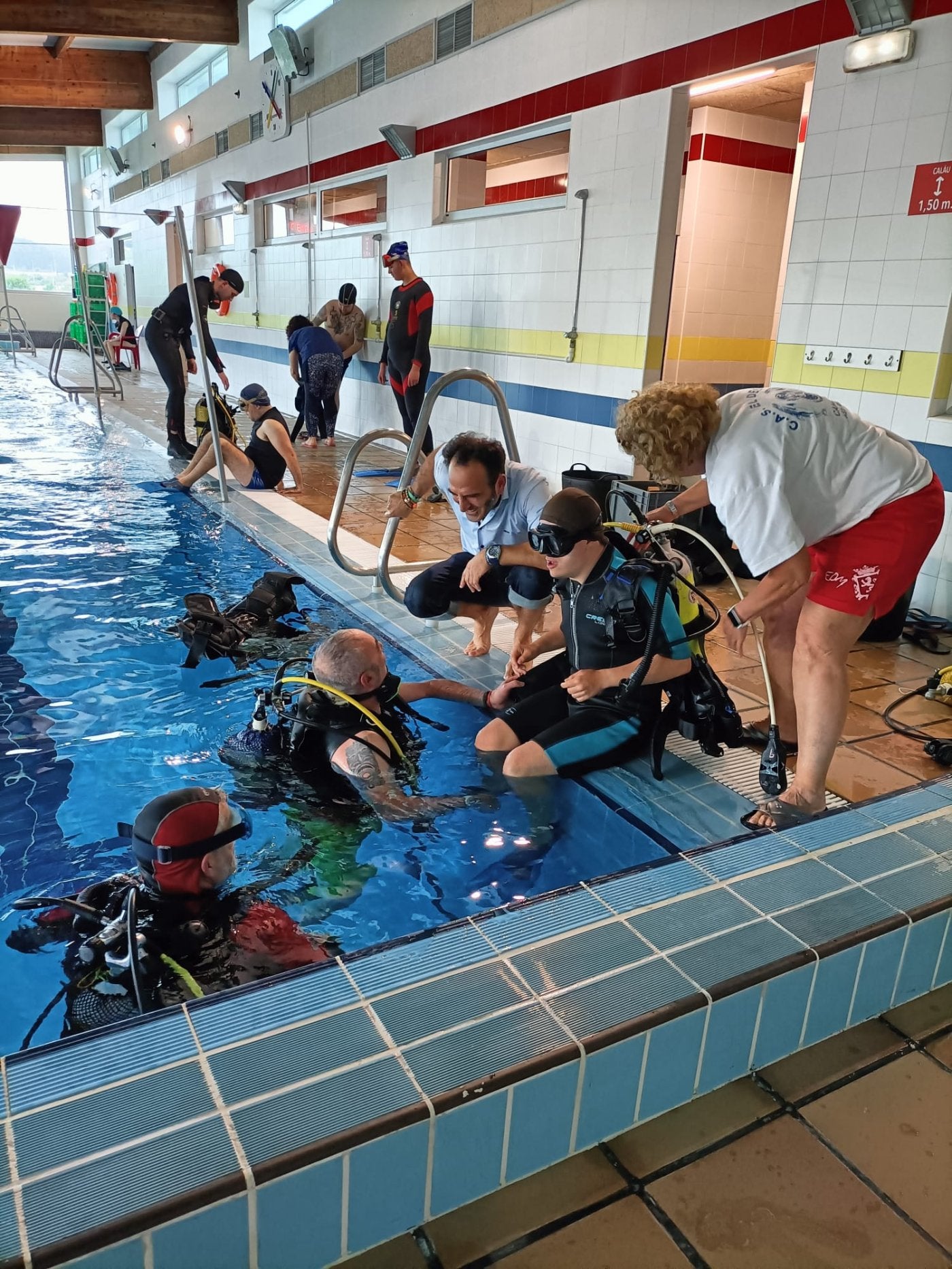 Los instructores del club El Delfín dan los últimos consejos.