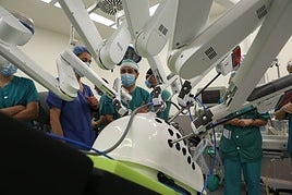 Simulacro del equipo de Urología del HUCA, previo a su primera cirugía con el robot 'Da Vinci Xi', que tuvo lugar en marzo de 2023.