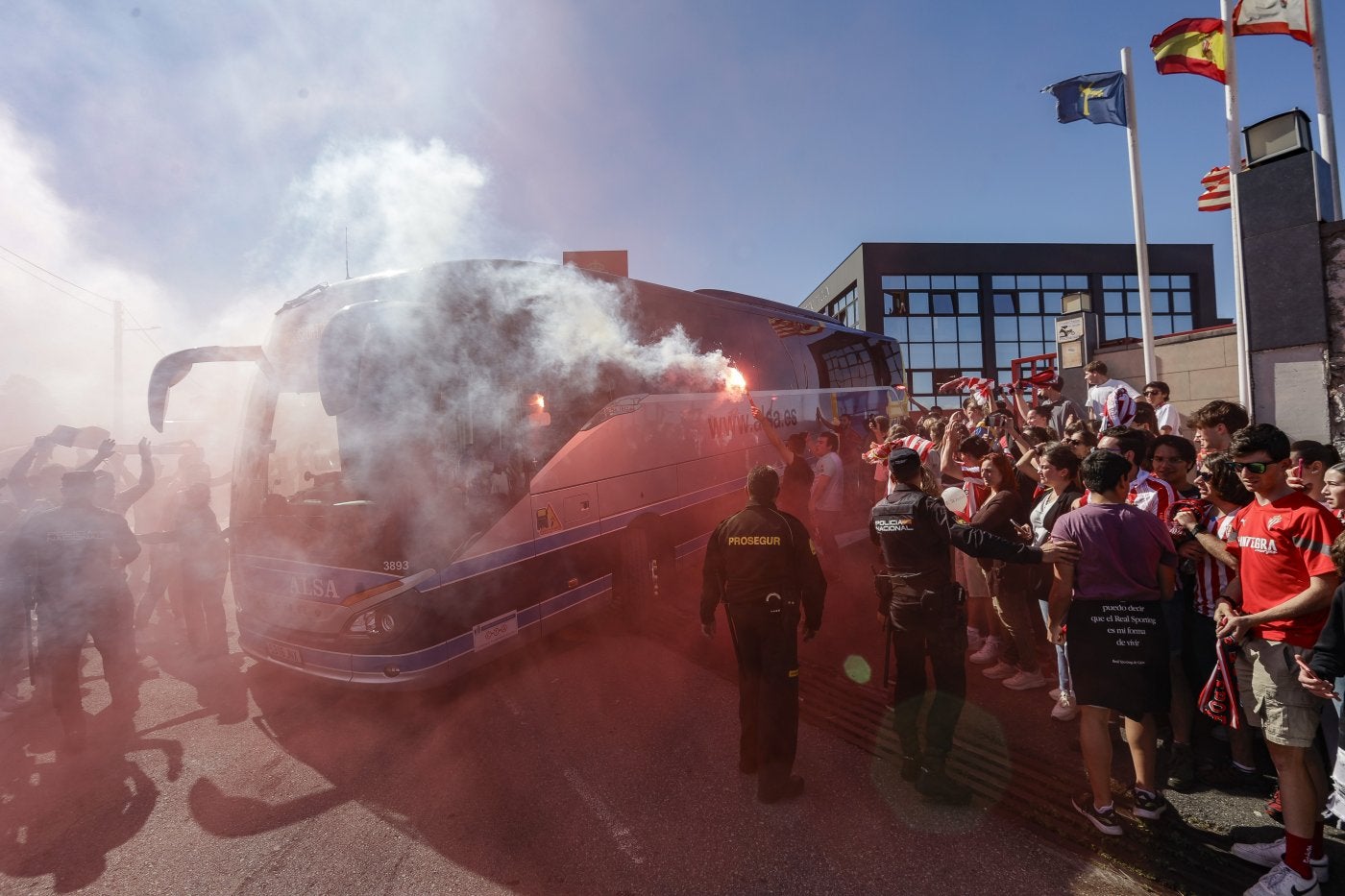 El autocar de la expedición rojiblanca abandona Mareo rumbo a Barcelona entre los cánticos, aplausos y bengalas de cientos de aficionados.