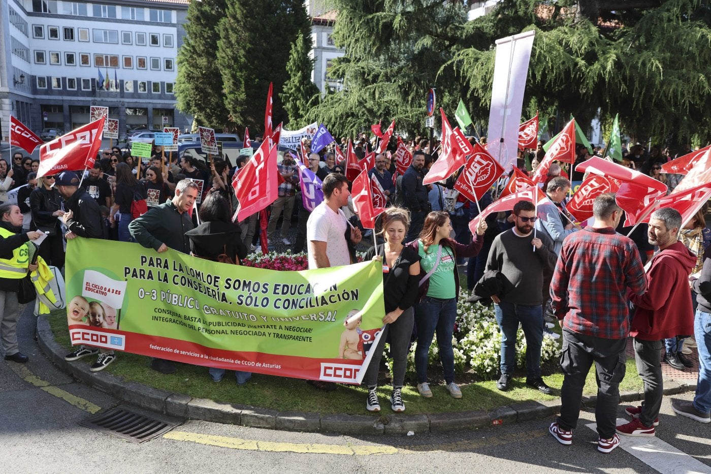 Asistentes a la concentración de docentes de la red de 0 a 3 años que tuvo lugar ante la sede de la Consejería de Educación.