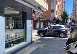 Policía Nacional en la calle Aquilino Hurlé tras la comisión del robo en un piso.