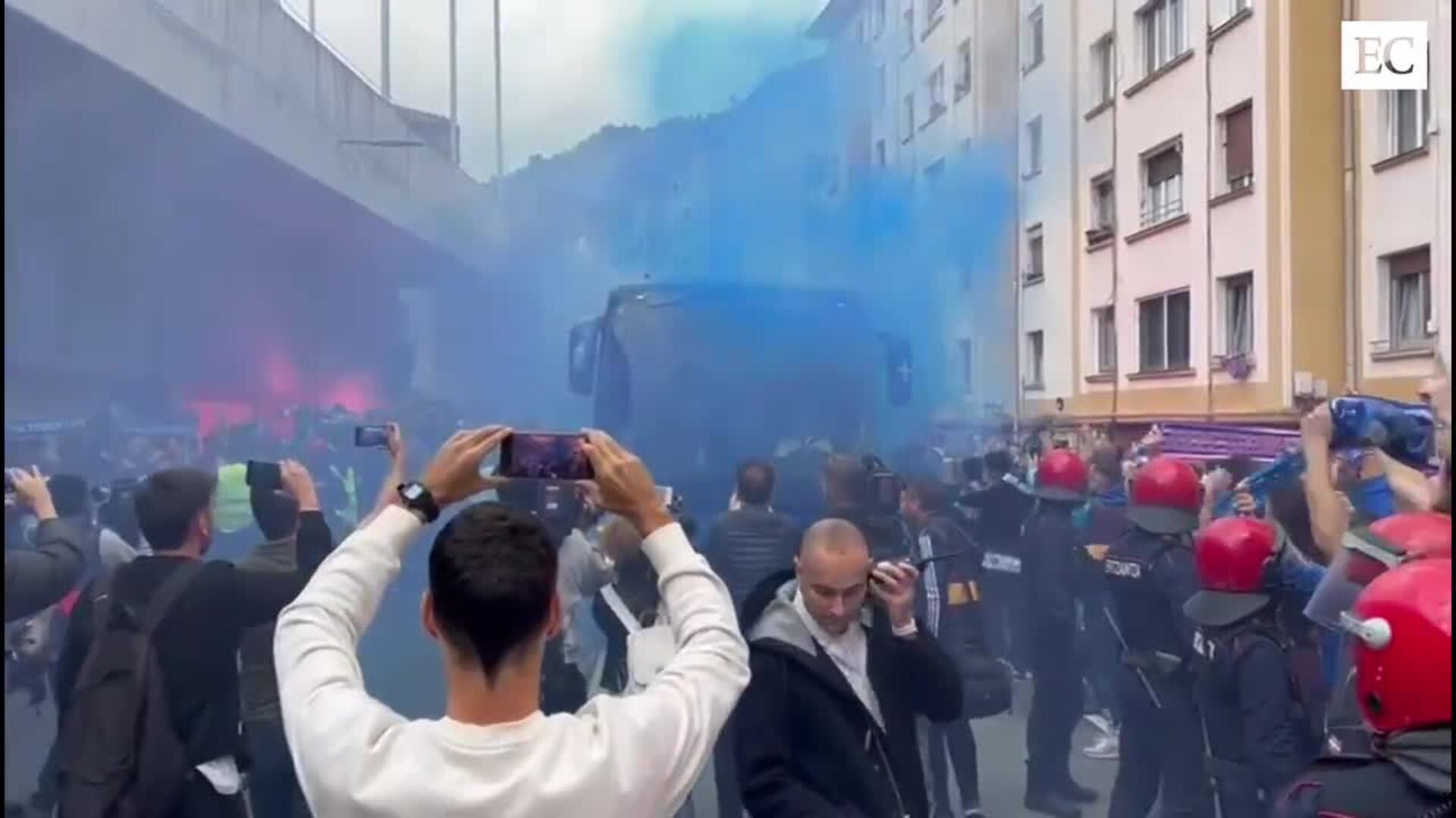 Bengalas y un gran manto azul: así fue el espectacular recibimiento al Real Oviedo en Ipurua