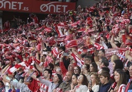 La afición del Sporting, en el partido de ida del 'play off' contra el Espnayol en El Molinón.